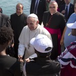 Papa Francesco ringrazia i lampedusani per l’assistenza ai migranti