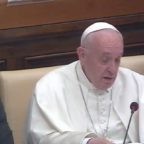 Papa Francesco invita i giudici a non svalutare i diritti sociali