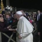 San Silvestro in Piazza San Pietro: donna cinese afferra il Papa, molto decisa a lanciare un messaggio