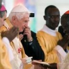 Le violente polemiche. Cinque risposte. La firma in futuro: "Cardinale Sarah con il contributo di Benedetto XVI". Il libro non è un falso