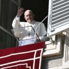 Il papa prega per i defunti invitando tutti a pregare