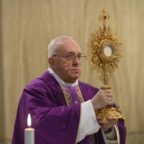 Papa Francesco prega ed aiuta chi è in difficoltà economiche