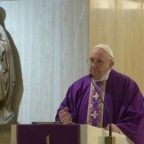 Papa Francesco prega la Madre di Dio