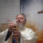 Padre Jarek Cielecki ha celebrato la Veglia Pasquale nella Notte Santa in diretta televisiva