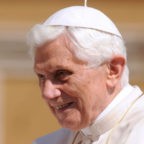 Perché Papa Ratzinger è così amato. Il commento di Riccardo Pedrizzi