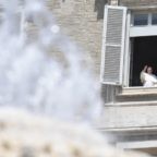 Papa Francesco: con l’Ascensione Dio resta con il popolo