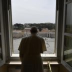 Il papa prega per la pace nei Paesi in guerra