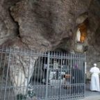 Con Papa Francesco, sabato 30 maggio la preghiera del rosario dalla Grotta di Lourdes, nei Giardini Vaticani