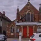 Un magrebino islamico in pieno giorno abbatte la Croce di una Chiesa battista a Londra