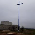 Una grande Croce Blu illuminata di notte alta 15 metri è stata eretta accanto all’Eremo di San Charbel a Florencja in Polonia