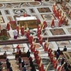 Il papa invita allo stupore del Crocifisso e prega per i cristiani vittime di terrorismo