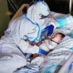 Numeri ufficiali Covid-19 del 25 marzo 2021. Foto dell’infermiera che abbraccia il bambino in cura intensiva simbolo per coloro che con abnegazione curano
