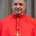 Come vivono il Cardinal Becciu e la sua famiglia l’esperienza - certo dolorosissima - della campagna mediatica di infamie e menzogne?
