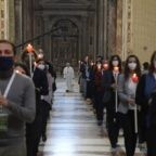 Il papa indice una maratona di preghiera per la fine della pandemia
