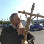 L’evangelizzazione di Padre Jarek Cielecki del venerdì con la Croce di Gesù. Benedire, ascoltare e conoscere i problemi delle persone che incontra