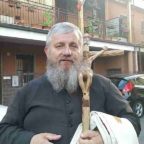 Evangelizzazione del venerdì di Padre Jarek con la Croce nella periferia di Milano