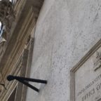 Il rinvio a giudizio del tribunale vaticano con clamorose assenze e un pezzo assurdo sull’house organ della Santa Sede