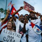 “Patria e vita”. “Viva Cuba libre”. "Morte al comunismo". Slogan della popolazione cubana in rivolta contro il regime castro-comunista per fame di cibo, medicine, corrente e libertà