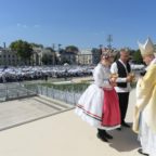 Papa Francesco invita a camminare dietro Gesù