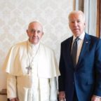 Perché il problema Biden non è pastorale ma politico e la comunicazione della Santa Sede