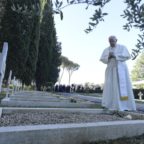Papa Francesco invoca la pace nel giorno dei defunti