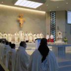 Il Cardinal Tagle ha consacrato la Cattedrale di Nostra Signora d'Arabia in Bahrain: “Siate pietre vive che edificano su Gesù Cristo, la pietra angolare” e ha ringraziato il Re per il “sostegno alla Chiesa Cattolica”