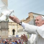Papa Francesco: dialogo, educazione e lavoro generano la pace