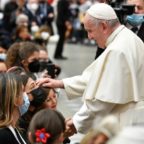 Papa Francesco all’istituto Serafico: accogliere i disabili è civiltà