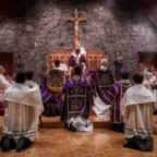 Arcivescovo Gänswein: "Traditionis custodes" ha spezzato il cuore di Papa Benedetto XVI