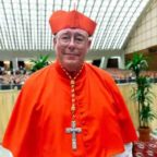 Il Cardinal Hollerich, S.I.: «La Chiesa deve cambiare radicalmente». «Periremo se non ci posizioniamo diversamente». «L’omosessualità è peccato? Cambiamo la dottrina»