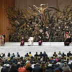 Papa Francesco: «La comunione dei santi - anche i bestemmiatori, tutti - tiene insieme la comunità dei credenti sulla terra e nel Cielo»