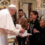 Papa Francesco prova indignazione per la colonizzazione degli indigeni