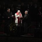 Papa Francesco al Colosseo: la preghiera supporta le famiglie