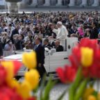 Papa Francesco: siano onorati gli anziani