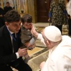 Papa Francesco invita a vivere accanto all’umanità la liturgia