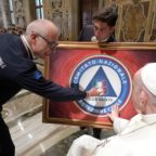 Papa Francesco invita i volontari a proteggere
