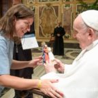 Papa Francesco ai giovani: guardare avanti senza dimenticare le radici