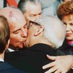 Addio a Mikhail Gorbaciov, l'ultimo leader dell'URSS. Osannato dalle élite atlantiche per un malinteso, detestato a casa