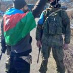 Provocatori azeri, inneggiando ai lupi grigi mentre bloccano l'unica strada tra Artsakh e Armenia, tengono in ostaggio 120.000 Armeni