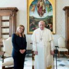 Visita ufficiale del Presidente del Consiglio dei Ministri italiano in Vaticano. Udienza privata di Giorgia Meloni dal Papa tra sorrisi, gentilezze e toni cordiali