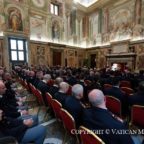 Papa Francesco invita il personale del Vaticano a scoprire la bellezza del Vangelo