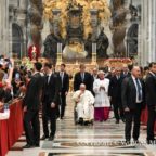 Papa Francesco affida Benedetto XVI alla Madre di Dio