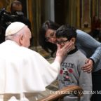 Papa Francesco: lottare per debellare fame e malattia nel mondo