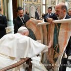 Papa Francesco invita a pregare Maria
