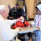 Papa Francesco agli operatori sanitari: attenzione ad un’eutanasia ‘progressiva’