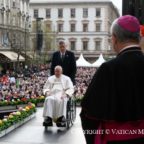 Papa Francesco ai consacrati ed alle consacrate: siate testimoni della profezia evangelica come i Santi