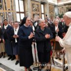 Papa Francesco invita le suore a testimoniare con coraggio