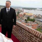 Papa Francesco in Ungheria, da pastore in un Paese molto amato. Stoccate all’Unione Europea