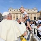 Papa Francesco: la santità attraverso la cura dei poveri