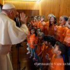 Il papa visita un centro di carità e racconta la storia di san Giovanni di Dio